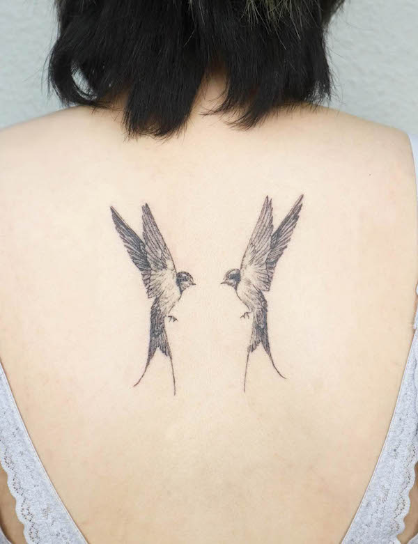 Tatuaj cu pasare pe spate de @ssussu_tatt