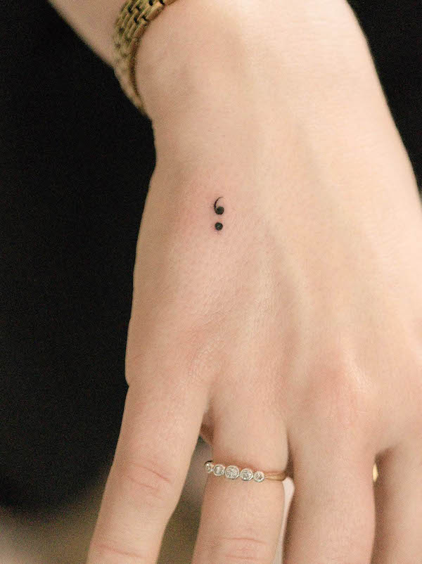 Tatuaj mic punct si virgula de @tivas