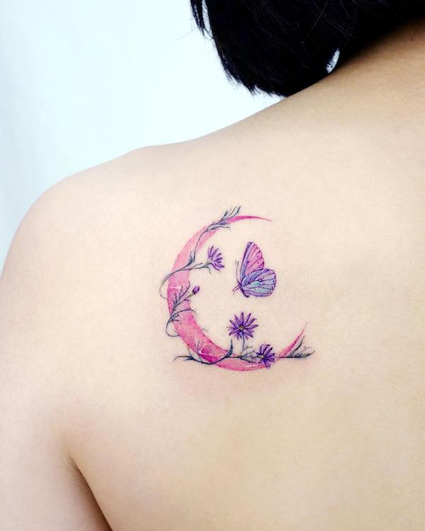 Luna florala roz si fluture pe spatele umarului de @tilda_tattoo
