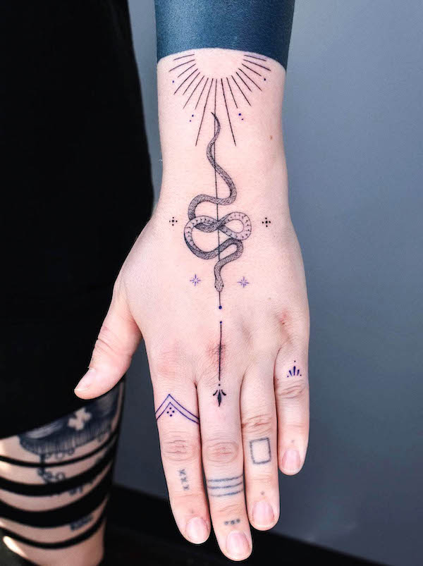 Tatuaj cu sarpe pe mana de @k_inx