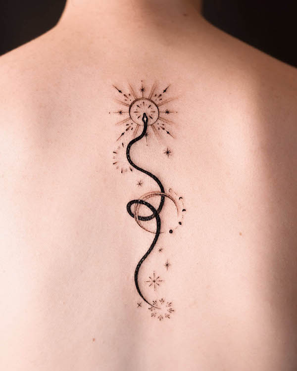 Tatuaj uimitor pe spate de sarpe negru de @norangtattoo