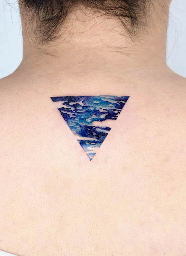 Tatuaj triunghi abstract albastru pe spate de @rizn__tattoo