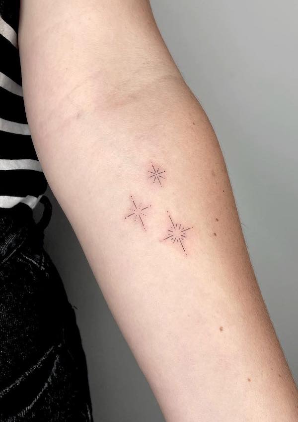Tatuaje cu stea pe brat de @amylowdontattoo