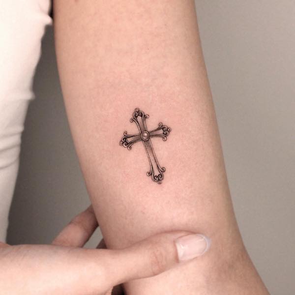 Tatuaj mic in cruce in interiorul bratului de @tattooist_eheon