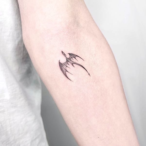 Tatuaj mic dragon pentru bratul interior de @yura_tatt