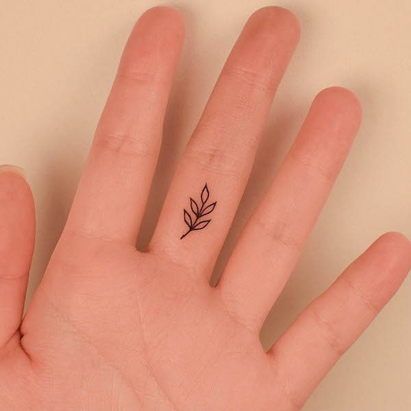 Tatuaj cu frunze mici de @tattooer_jina