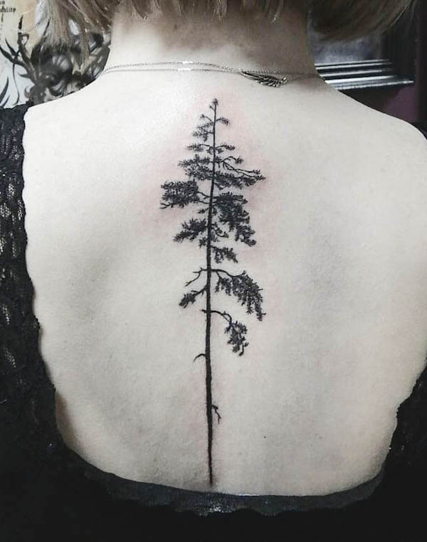 Tatuaj pe coloana vertebrala a copacului de @iwona.tattoo