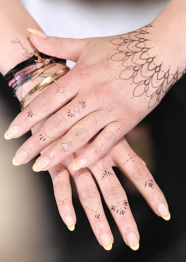 Tatuaj cu ornamente uimitoare pe mana de @slavenavena