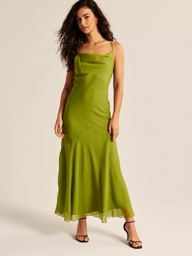 Modelul poarta o rochie cu decolteu, de culoare verde lime.