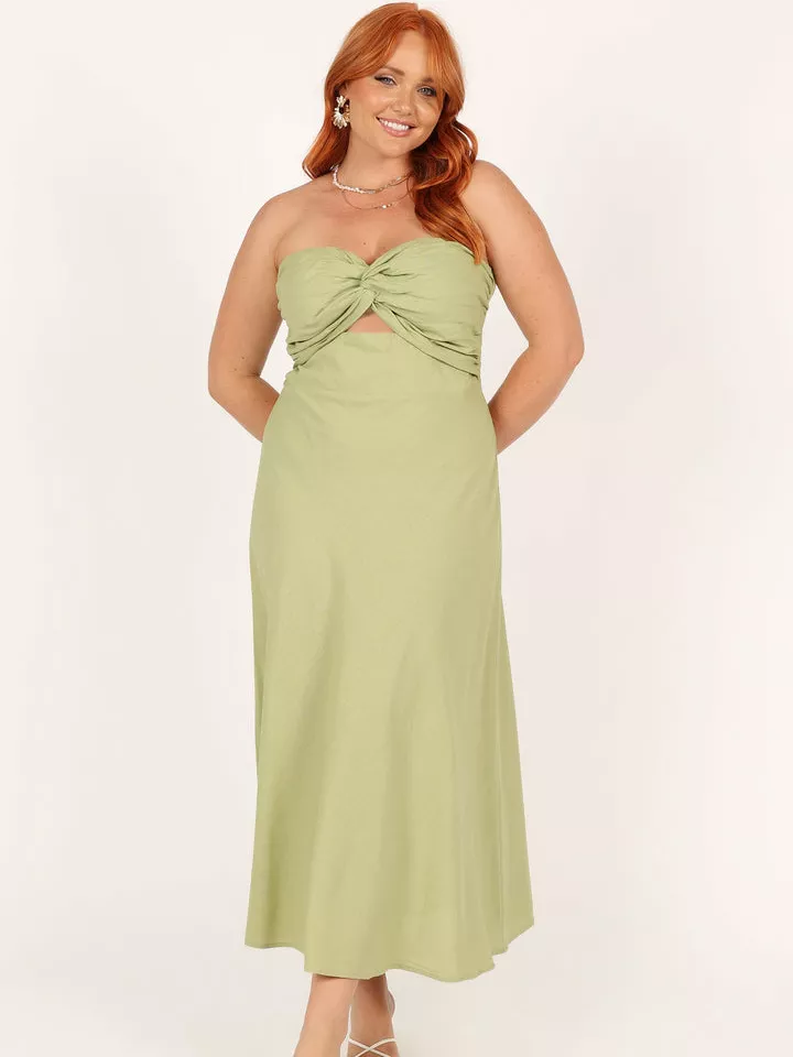 Modelul poarta o rochie de in verde deschis fara bretele.